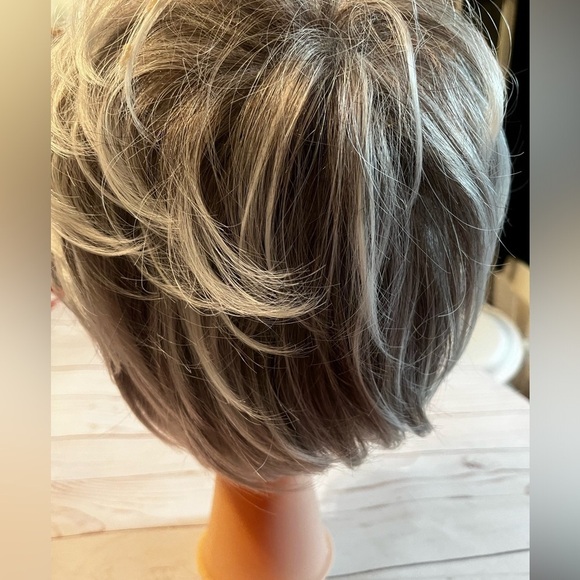 Women Synthetic Hair Short Layered Curly with Bangs Silver Grey Wig None Lace - Picture 10 of 11